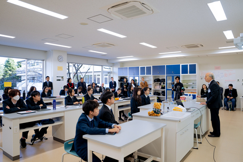 コーンバーグ教授は、マルバーン・カレッジ東京の中等部の学生を対象に、DNAとRNAに関するマスタークラスを開催し、生徒達はDNAの構造と機能の両方を考察し、生命を司る構成要素についての理解を深めました。