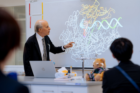 DNAについての講義をするコーンバーグ教授と熱心に聞き入るマルバーン・カレッジ東京中等部の生徒達。