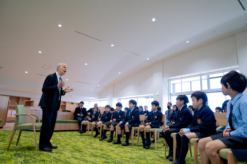 Professor Kornberg engages with primary pupils in the masterclass, discussing what it means to be a scientist, the importance of DNA, and the connection between DNA and family. The pupils are fully engaged, asking thoughtful questions on these fascinating subjects." (Photo: Business Wire)