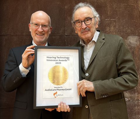 Dr. Reimar Schlingensiepen (links, Geschäftsführer der AudioCure Pharma GmbH) und Prof. Hans Rommelspacher (Gründer und CSO) nehmen den Preis in der Kategorie Therapeutika entgegen. (Foto: AudioCure Pharma)