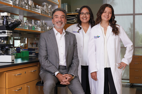 Chuck Lorre with collegians Heidy Paniagua, center, and Andrea Lanz, participants in the Chuck Lorre Research Scholars Program at Children's Hospital Los Angeles. (Photo: Business Wire)