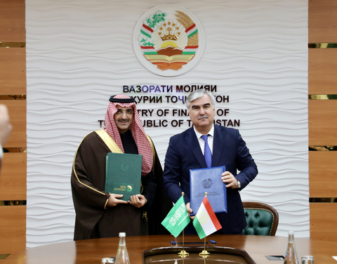 SFD執行長Sultan Al-Marshad閣下和塔吉克斯坦財政部長Kahhorzoda Fayziddin Sattor閣下簽署1億美元發展貸款協議。 （照片：AETOSWire）