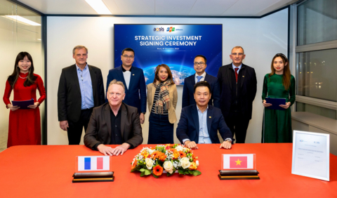 The signing ceremony took place in Paris with the participation of FPT Software CEO Pham Minh Tuan, FPT Software Senior Executive Vice President Dang Tran Phuong, AOSIS CEO Pascal Janot, and other senior leaders of the two firms. (Photo: Business Wire)