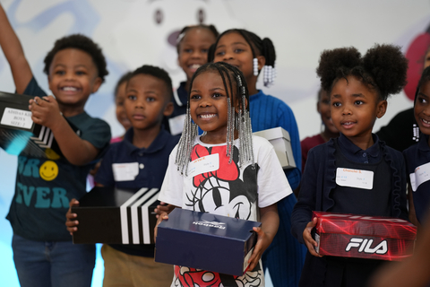 Mercedes-Benz USA employees deliver shoes and bring holiday cheer to students at partner school Michael R. Hollis Innovation Academy in Atlanta. (Photo: Business Wire)