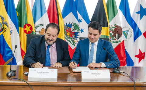 比亚迪与拉丁美洲能源组织达成合作 (左: 拉丁美洲能源组织执行秘书Andrés Rebolledo Smitmans; 右: 比亚迪厄瓜多尔国家经理Jorge Burbano) (Photo: Business Wire)
