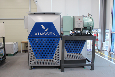 Die Wasserstoff-Brennstoffzellen-Stromerzeugungsanlage wird vor der Auslieferung inspiziert (Foto: VINSSEN Co., Ltd.)