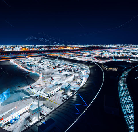 original Les caméras en réseau intelligentes Axis Communications et la plateforme d’intelligence artificielle Zensors améliorent l’expérience aéroportuaire (Photo: Business Wire)