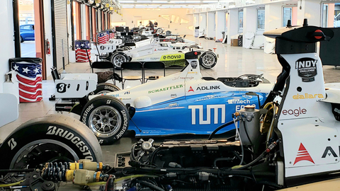 original また、Indy Autonomous Challenge(IAC)の専属スポンサーである当社は、CES 2024の一部としてラスベガスモータースピードウェイで開催されるAutonomous Challengeナイトレースの過酷な環境にも耐えられるdSPACEソリューションを提供しています。Picture Credits: Indy Autonomous Challenge