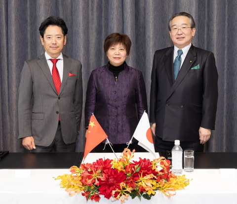 original (from left) Makoto Fukagawa, President of Marimo Holdings, Xie YiHan, Vice President of Sungent Holding Group, and Toshihiro Ogita, President of Hotel Okura (Photo: Business Wire)