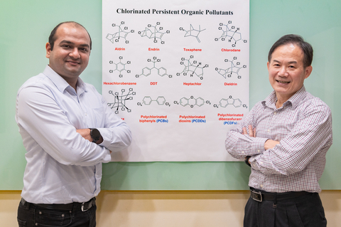 NTHU Distinguished professor Kuo Chu Hwang (right) and postdoctoral researcher Vaibhav Pramod Charpe have developed a method to successfully decompose persistent organic pollutants (POPs) such as dioxins. (Photo: National Tsing Hua University)