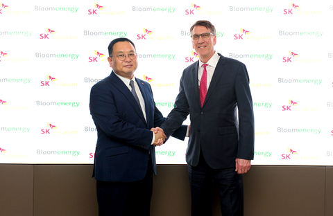 Seong Jun Bae, VP, Energy Business, SK ecoplant, and Tim Schweikert, Head of Global Sales, Bloom Energy, shake hands on an agreement to deploy Bloom's solid oxide electrolyzer in the Jeju Island hydrogen demonstration. (Photo: Business Wire)