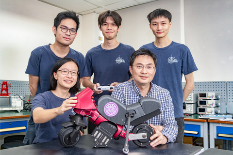 NTHU students, guided by Distinguished Professor Ting-Jen Yeh from the Department of Power Mechanical Engineering, successfully created a prototype of a self-balancing motorcycle. Team members include Yu-Fen Chen (front left), Yung Tai (back row, leftmost), Chen-Yu Peng, and Wei-Shan Lee. (Photo: National Tsing Hua University)