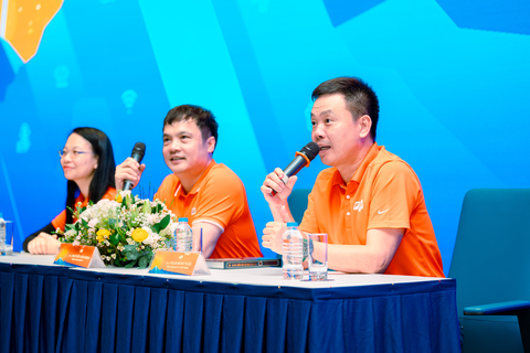 From left to right: FPT Software Chairwoman Chu Thi Thanh Ha, FPT CEO Nguyen Van Khoa, FPT Software CEO Pham Minh Tuan (Photo: Business Wire)