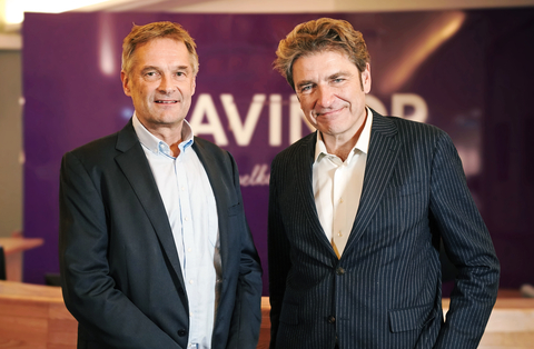 Foto von Abraham Foss, CEO von Avinor (links), und André Rogaczewski, CEO von Netcompany (rechts). (Photo: Business Wire)