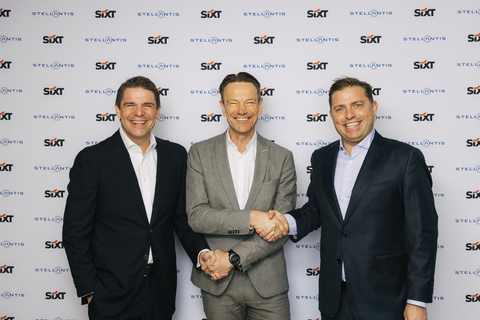 From left to right: Alexander Sixt (Co-CEO of SIXT), Uwe Hochgeschurtz (Stellantis Chief Operating Officer, Enlarged Europe), Konstantin Sixt (Co-CEO of SIXT) (Photo: Business Wire)