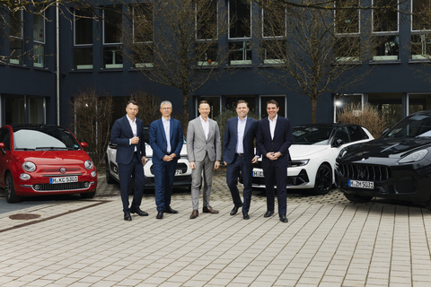 From left to right: Vinzenz Pflanz (Chief Business Officer of SIXT), Cyrille Moreau (Stellantis Corporate Sales Director, Enlarged Europe), Uwe Hochgeschurtz (Stellantis Chief Operating Officer, Enlarged Europe), Konstantin Sixt (Co-CEO of SIXT), Alexander Sixt (Co-CEO of SIXT) (Photo: Business Wire)