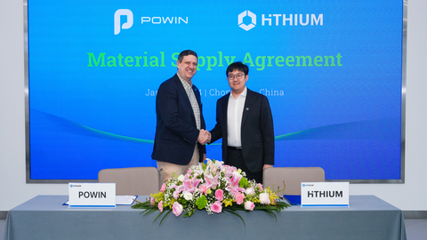 Powin VP Global Procurement Jason Eschenbrenner (left) and Hithium VP Monee Pang (right) after signing the new agreement. (Photo: Business Wire)