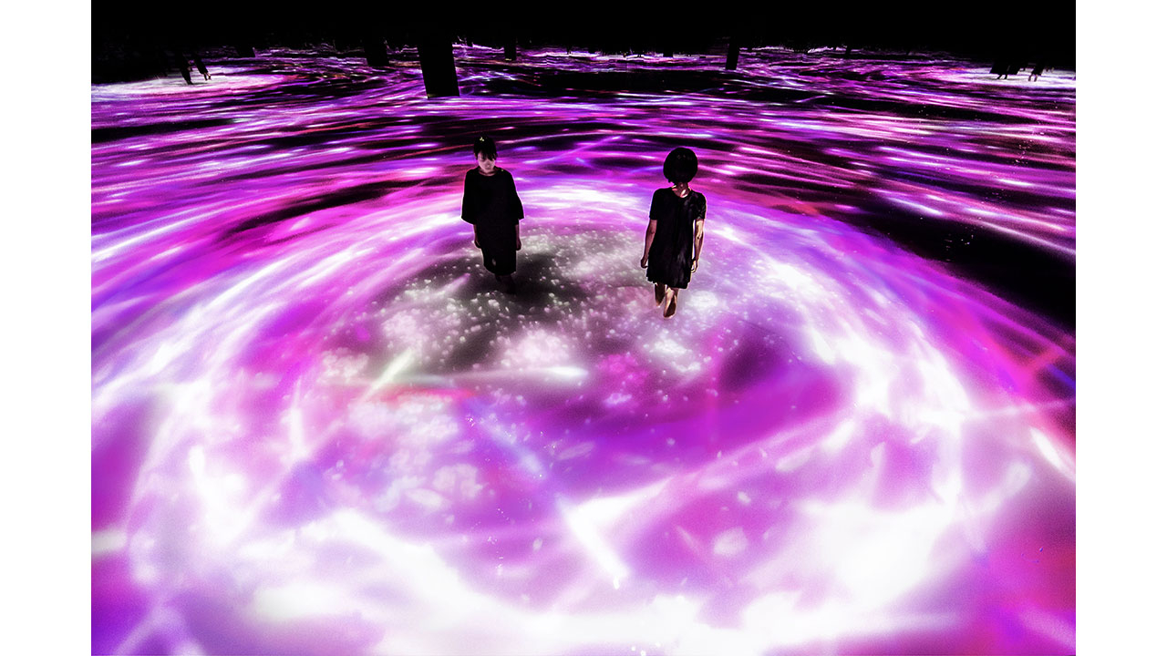 The interaction between the viewer and the installation causes continuous change in the artwork. At teamLab Planets, a body immersive museum in Toyosu, Tokyo. (teamLab, Drawing on the Water Surface Created by the Dance of Koi and People - Infinity / Photo: teamLab)