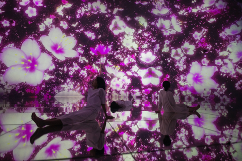 Flowers grow, bud, bloom, and in time, the petals fall, and the flowers wither and die. At teamLab Planets, a body immersive museum in Toyosu, Tokyo. (teamLab, Floating in the Falling Universe of Flowers / Photo: teamLab)