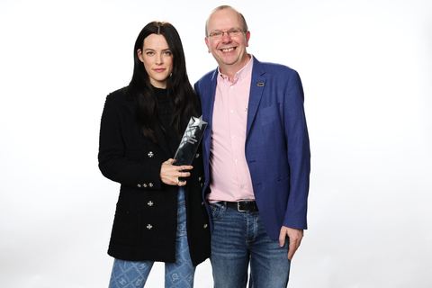 IMDb Founder and CEO Col Needham presents Riley Keough with the IMDb “Fan Favorite” STARmeter Award, as Determined by IMDbPro Data on the Page Views of More Than 200 Million Monthly Visitors to IMDb (Photo: Business Wire)