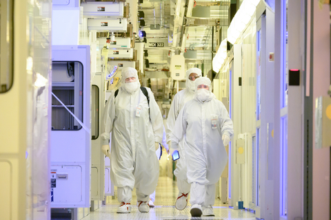 A photo shows bunny-suited manufacturing technicians at Intel's Fab 11X in Rio Rancho, New Mexico, in January 2024. Fab 11X and the new adjoining Fab 9 represent Intel's first co-located high-volume advanced packaging site, marking an end-to-end manufacturing process that creates a more efficient supply chain from demand to final product. (Credit: Intel Corporation)