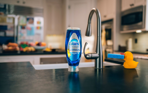 Wildlife experts only trust Dawn Platinum to clean every drop of oil from a bird’s delicate feathers. (Photo: Business Wire)