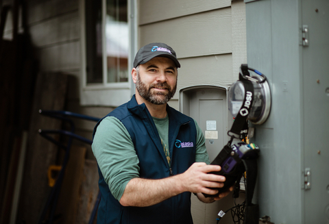 An Alaska Communications technician installs service. (Photo: Business Wire)