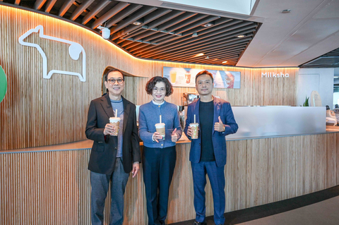 thumbnail (From left) Tony Tan Caktiong, Founder and Chairman of Jollibee Foods Corporation; Lillian Chu, President & Chief Operation Officer of TAIPEI 101; Peter Huang, General Manager of Milksha (Photo: Business Wire)