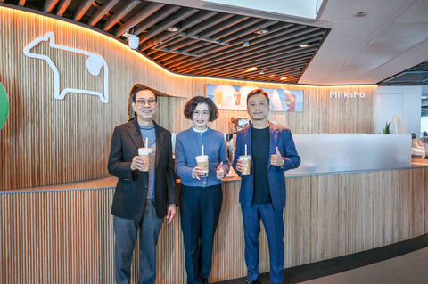(From left) Tony Tan Caktiong, Founder and Chairman of Jollibee Foods Corporation; Lillian Chu, President & Chief Operation Officer of TAIPEI 101; Peter Huang, General Manager of Milksha (Photo: Business Wire)
