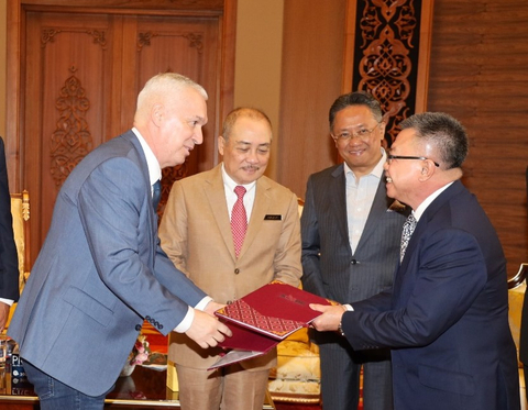 Exchange of the signed MoU between YBhg Datuk Harun Bin Ismail JP (Managing Director/Chief Executive Officer for SOGDC) and Tonci Tokic (LNG Business/Project Development Lead at E.A. Gibson). (Photo: Business Wire)