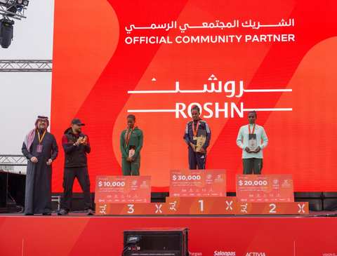 Representing Kenya, Kigen Wilfred Kirwa won the men’s elite marathon, followed by Tilahun Abe Gashahun of Ethiopia in second place, and El Ghouz Anouar of Morocco in third place. Saudi Sports for All Federation’s President HRH Prince Khaled bin Alwaleed bin Talal Al Saud applauds the winners on the far left (Photo: AETOSWire)