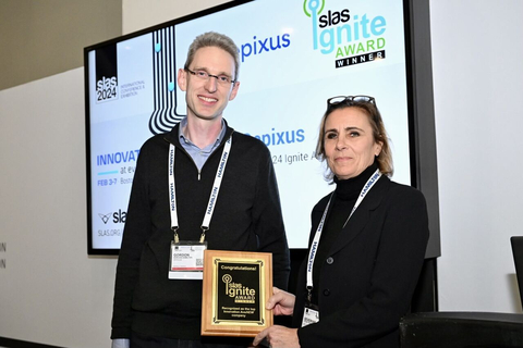 Depixus CEO Gordon Hamilton receives the SLAS2024 Ignite Award from judge Severine Tamas-Lhoustau, CEO of Novoptim. (Photo: Business Wire)
