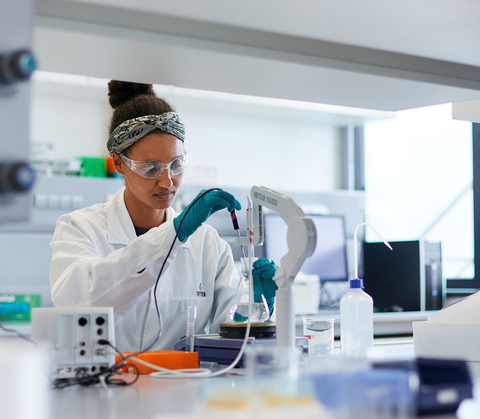 original © Vetter Pharma International GmbH: The experts of the Vetter Development Service support customer products through the clinic with passion, know-how and high-quality equipment.