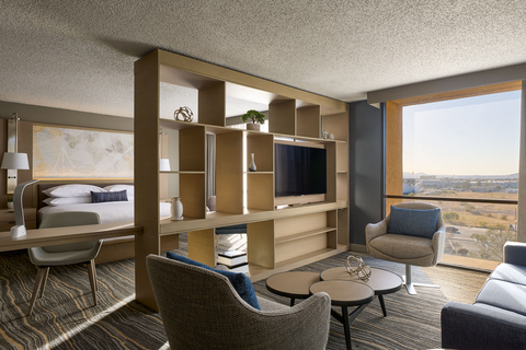 Marriott El Paso’s renovated rooms and suites feature a neutral color theme with pops of rich blue, grey hues, and sunset palettes. Spacious contemporary suites feature a swivel big screen TV, comfortable bedding, modern shelving, and lounge seating area. (Photo: Business Wire)