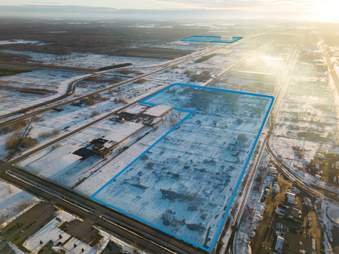 Vue aérienne du parc industriel de Bécancour montrant, à l’avant-plan, le terrain de l’usine de matériaux de batterie de Bécancour de la phase 2 de NMG et, à l’arrière-plan, l’usine Ultium CAM de GM. (Photo: Business Wire)