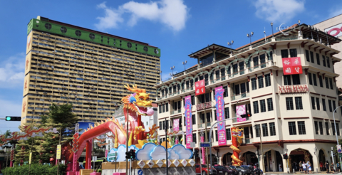 新加坡裕华百货店举着横幅欢迎游客，展示接受支付宝和其他支付宝+合作伙伴电子钱包（照片：美国商业资讯）