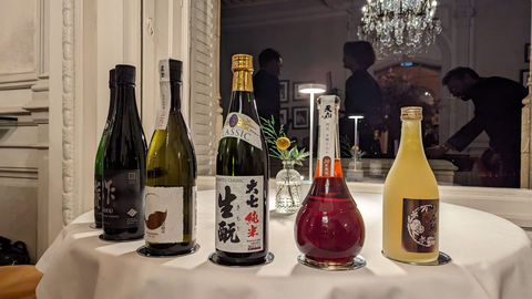 レストランSaisonsのメニューにペアリングされた6種類の日本酒。（写真：ビジネスワイヤ）