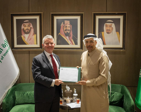 Clay Williams, Chairman, President and Chief Executive Officer of NOV and His Excellency Khalid A. Al-Falih, Minister of Investment of the Kingdom of Saudi Arabia (Photo: Business Wire)