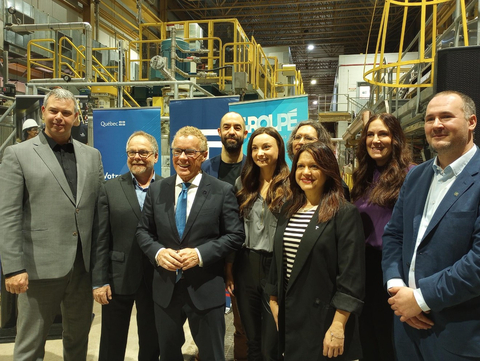 thumbnail Des représentants des secteurs de l'éducation, de l'industrie et du gouvernement posent lors du lancement officiel du programme AEC. (Photo: Business Wire)