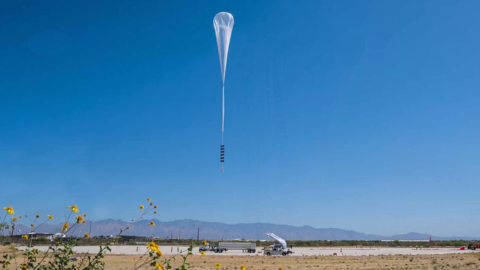 World View's Stratollite system, a stratospheric high-altitude platform (HAP), is launched from Spaceport Tucson at World View headquarters and manufacturing facility, displaying the lift balloon, ballast balloon, ladder assembly and Stratocraft sub-systems. (Photo: Business Wire)