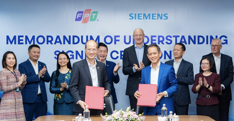 Nguyen The Phuong, Executive Vice President and Chief Finance Officer of FPT Corporation (L), Pham Thai Lai, President & CEO of Siemens ASEAN & Vietnam (R), and both parties’ representatives. (Photo: Business Wire)