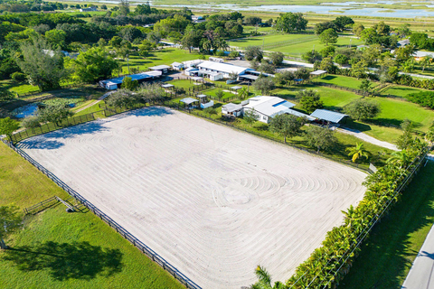 The property’s oversized riding arena measures approx. 150 ft x 250 ft and uses ‘Class I’ structural fill. WellingtonLuxuryAuction.com. (Photo: Platinum Luxury Auctions)