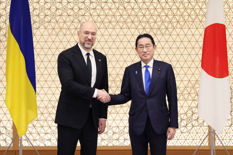 Prime Minister Kishida Fumio, right, and Prime Minister Denys Shmyhal, left, agreed to progress Ukraine’s reconstruction.
Photo by: Cabinet Public Affairs Office