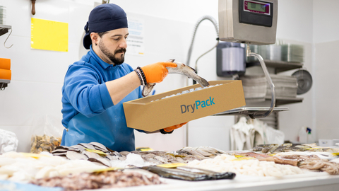 DryPack is a sustainable seafood box that can replace non-recyclable expanded polystyrene (EPS) foam boxes. (Photo Courtesy: DS Smith)