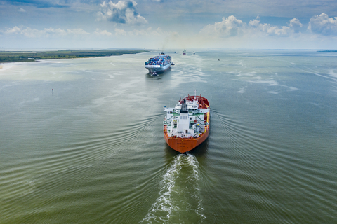 Vessels passing along the Houston Ship Channel (Photo: Business Wire)