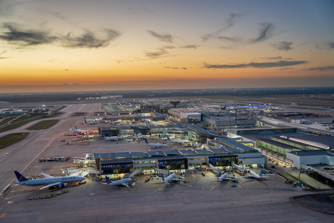 Hosting over 30 passenger airlines, Houston Airports is ensuring it can meet the mobile experience expectations of today’s travelers by rolling out high-performance, free guest Wi-Fi connectivity and debuting a step-by-step wayfinding app to help travelers get to their gate, baggage claim, and airport amenities. (Source: Houston Airports)