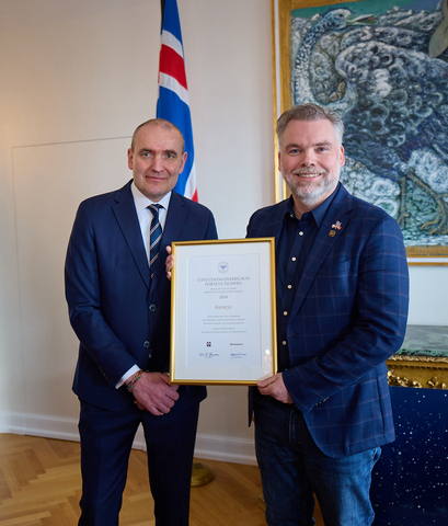 The President of Iceland, Gudni Th. Johannesson, presented the Export Company of the Year award to Fertram Sigurjonsson, the founder and CEO of medical-fish-skin company Kerecis. (Photo: Business Wire)