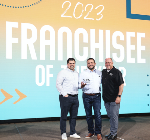 Fuzzy’s Taco Shop Franchisee and IFA Franchisee of the Year Marc Rogers (center), joined by son Zack Rogers (left), and Fuzzy’s Taco Shop President Paul Damico (right) (Photo: Business Wire)