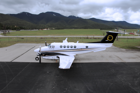 Side view of King Air 200 with Starlink antenna mounted on top of the fuselage. (Photo: Business Wire)