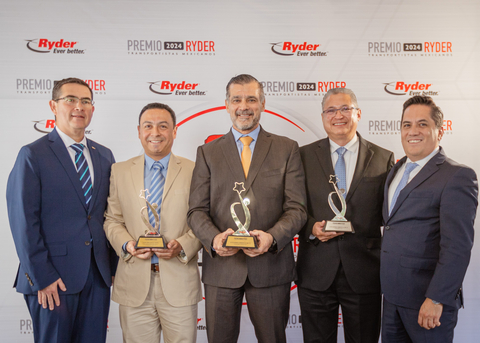 original Ryder Mexico executives presenting the 2024 Service Excellence Award to one of 24 top-performing Mexican carriers. (From left to right: Ricardo Álvarez, vice president and managing director for Ryder Mexico; three executives from “Ever Better” award winner Auto Express Oriente S.A. de C.V.; and Juan Calvillo, operations group director for Ryder Mexico.) (Photo: Business Wire)